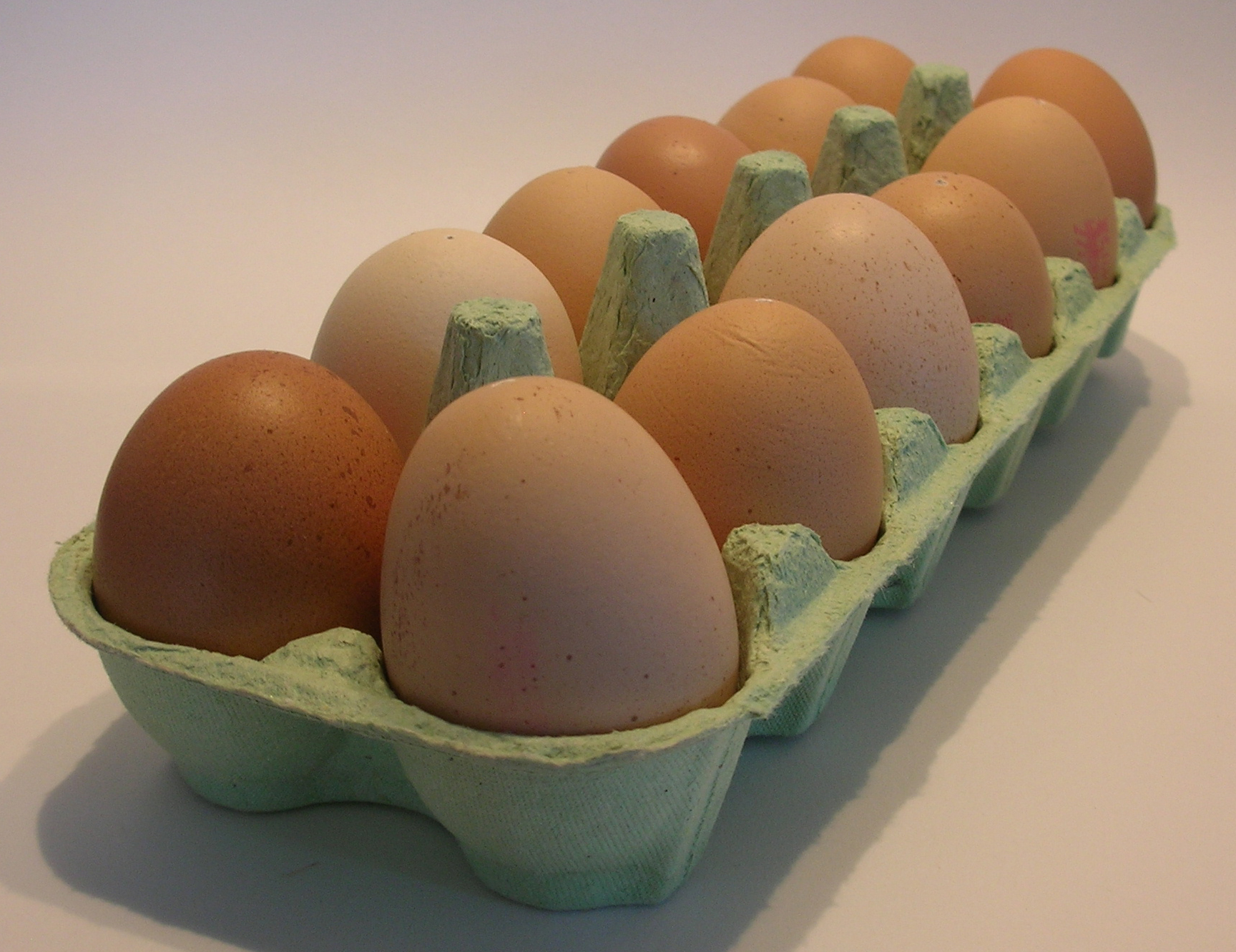 Яйца беларусь купить. Яйца в коробке. Коробка для яиц. Лоток для яиц. Десяток яиц.